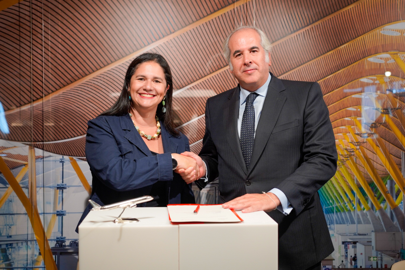 Iberia firma un acuerdo con la Real Academia de Gastronomía para potenciar los productos españoles durante el Centenario